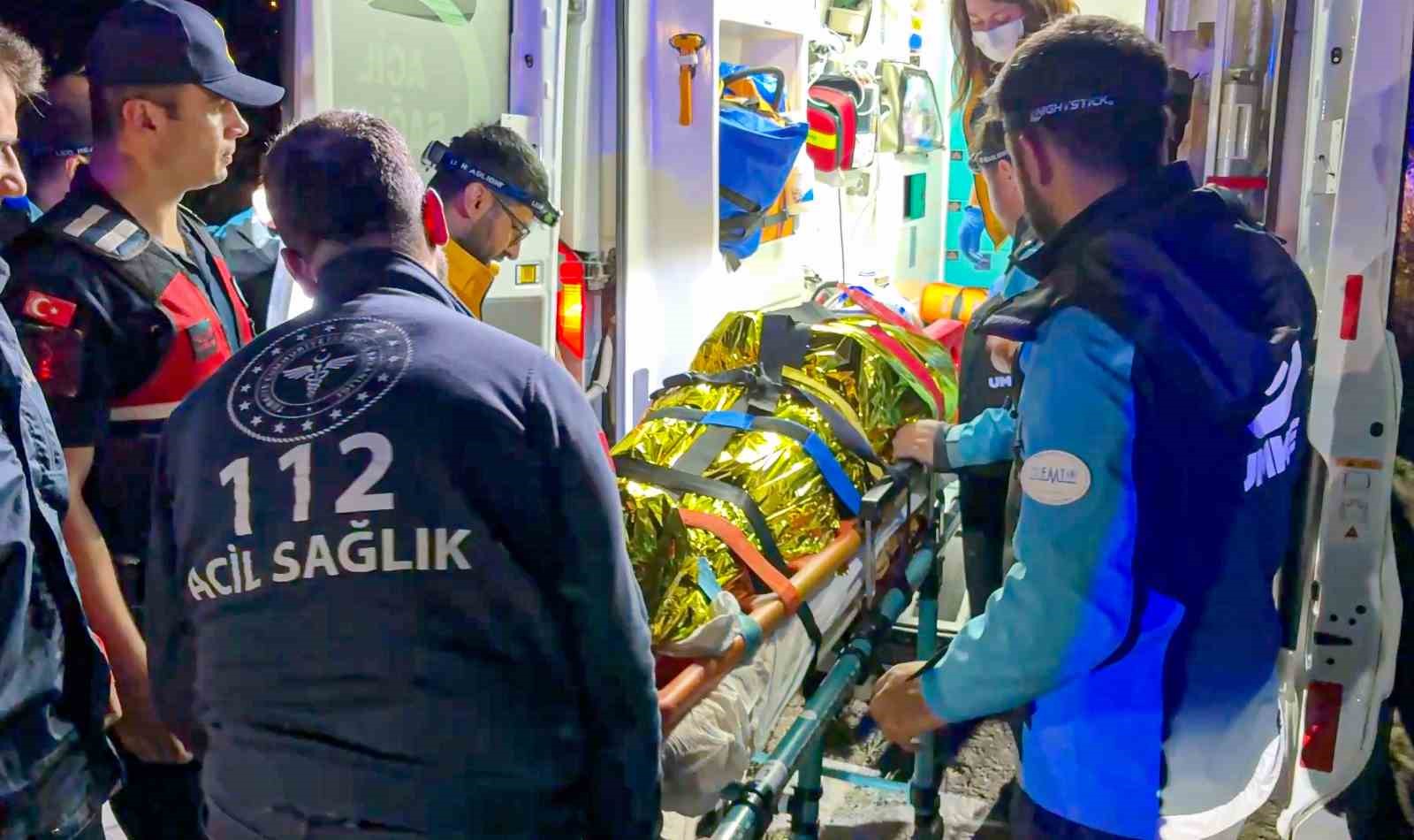 yamac-parasutuyle-dere-yatagina-dusen-vatandas-5-saatlik-calismayla-kurtarildi
