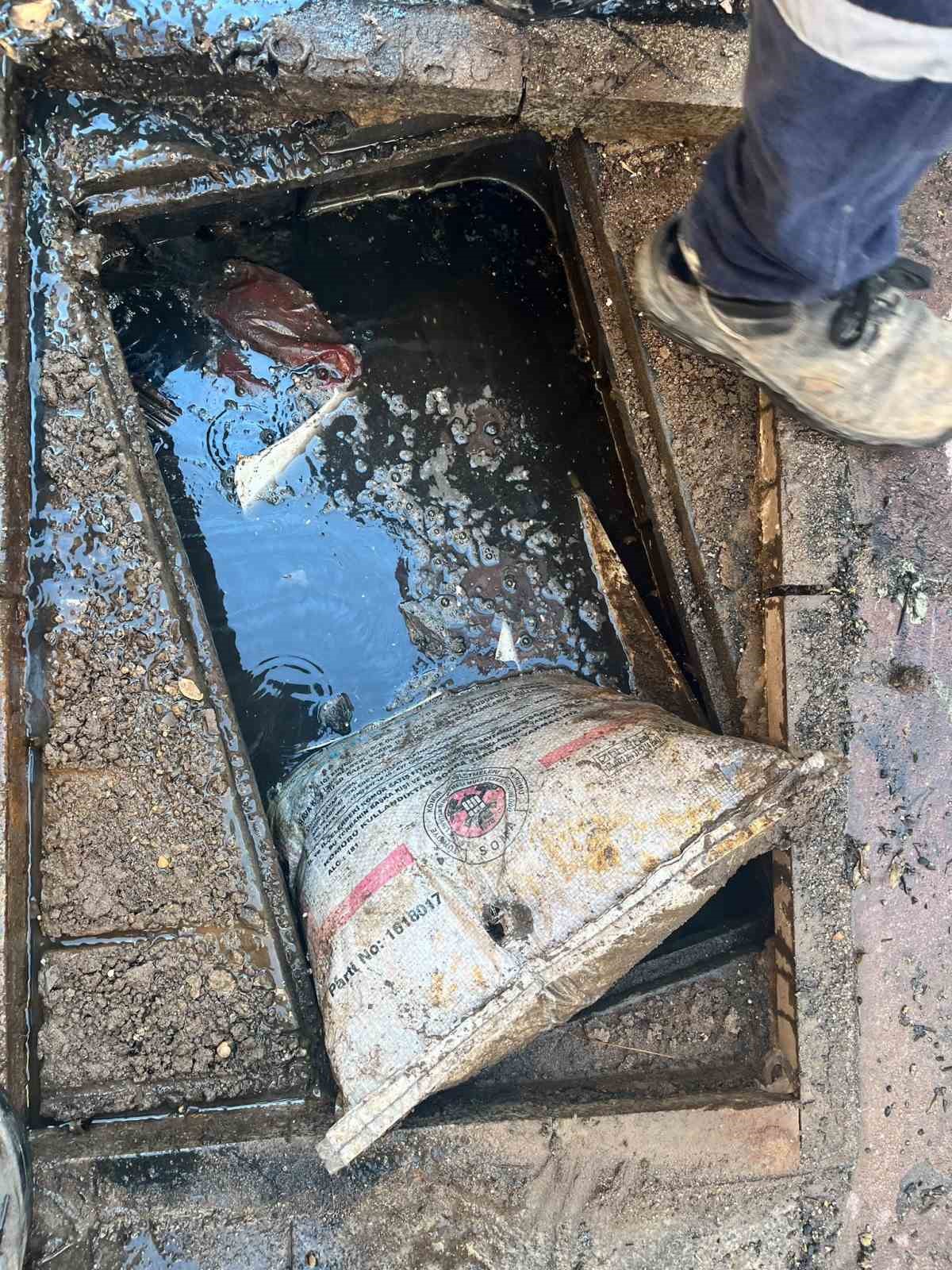 ayvalik-ta-kanalizasyon-sebekesinden-bir-cuval-komur-cikti