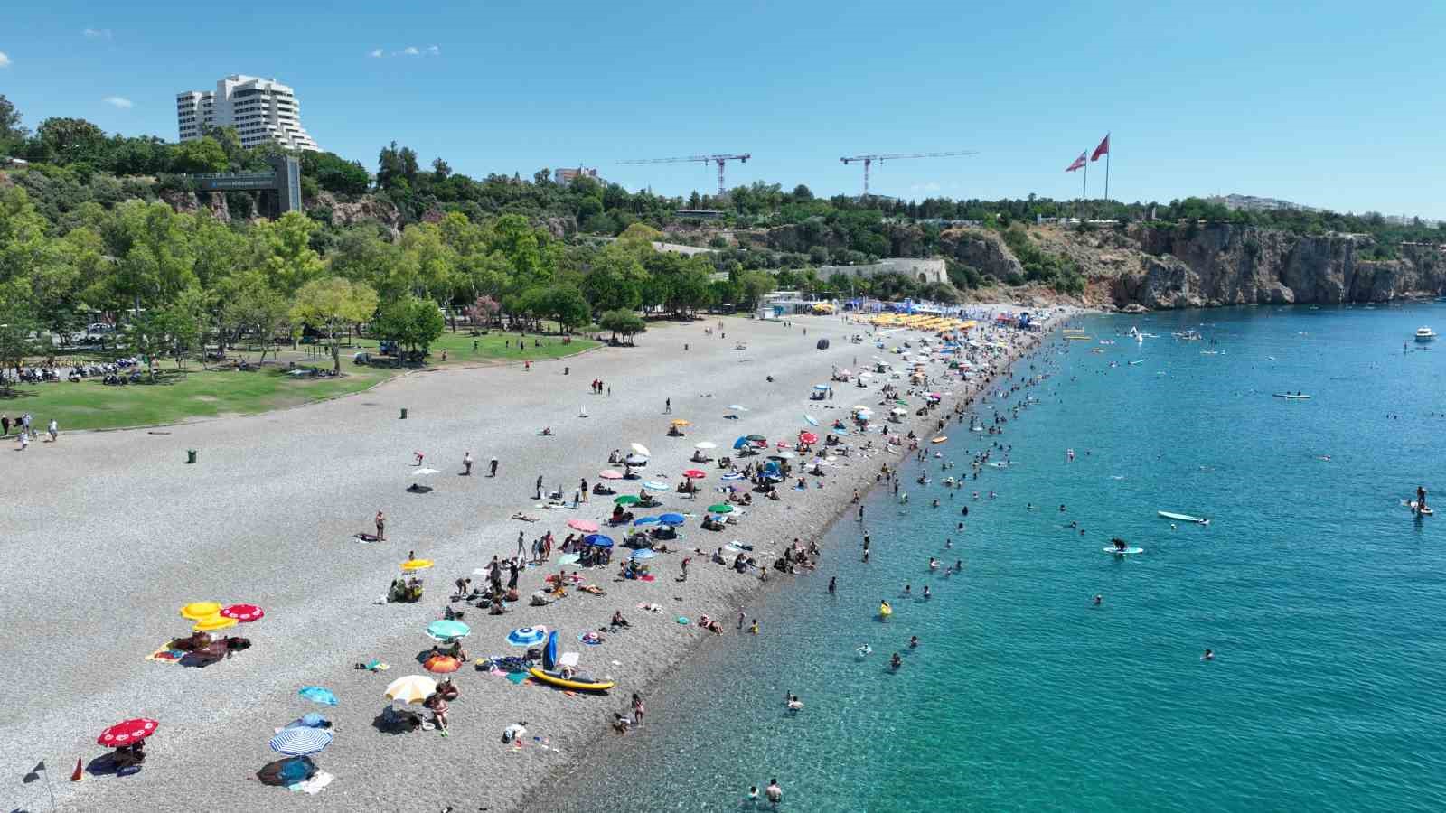 buyuksehir-den-konyaalti-sahili-nde-7-24-temizlik-mesaisi