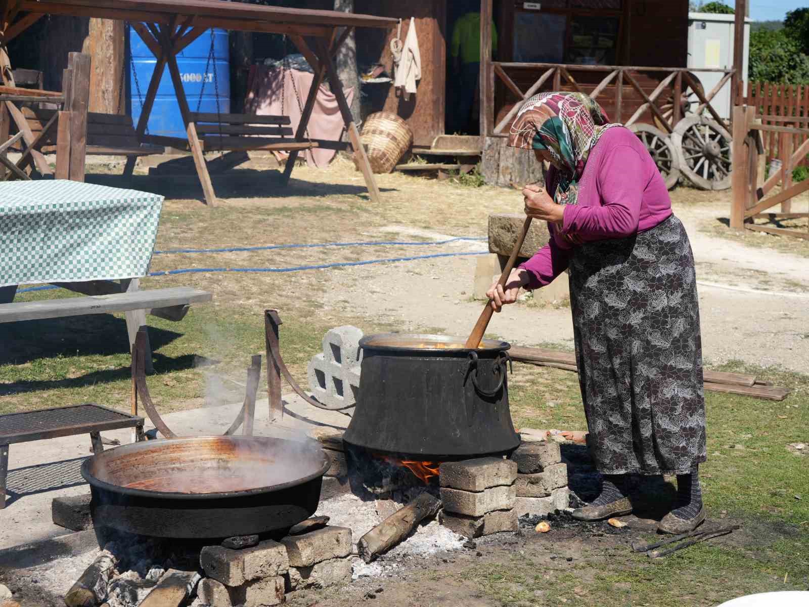 kadinlarin-kis-mesaisi-basladi-elmalar-kazanlarda-pekmeze-donusuyor