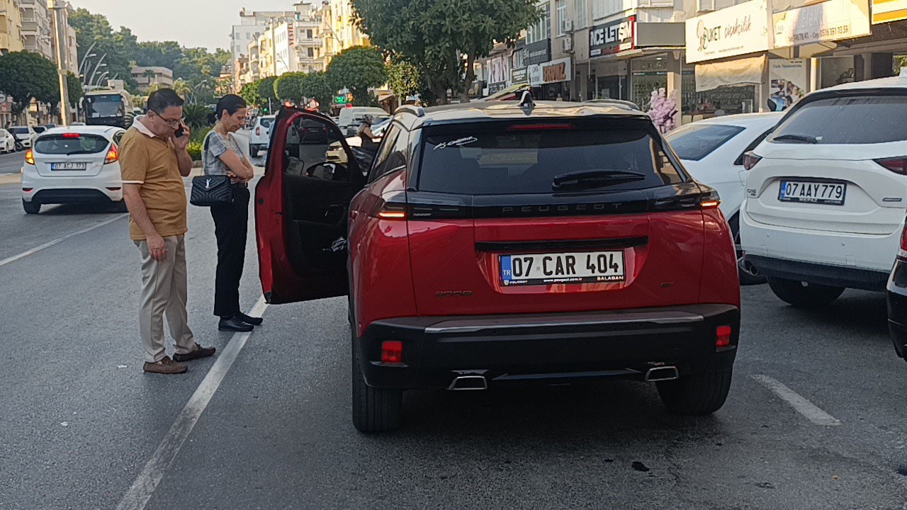 kapisi-acilan-otomobile-carpan-motosiklet-surucusu-yaralandi