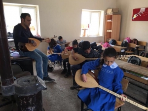 Küçük Öğrenciler Bağlamayla Sevindi