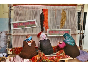 Kadınlar Evlerinde Halı Dokuyup Aile Bütçesine Katkıda Bulunacak