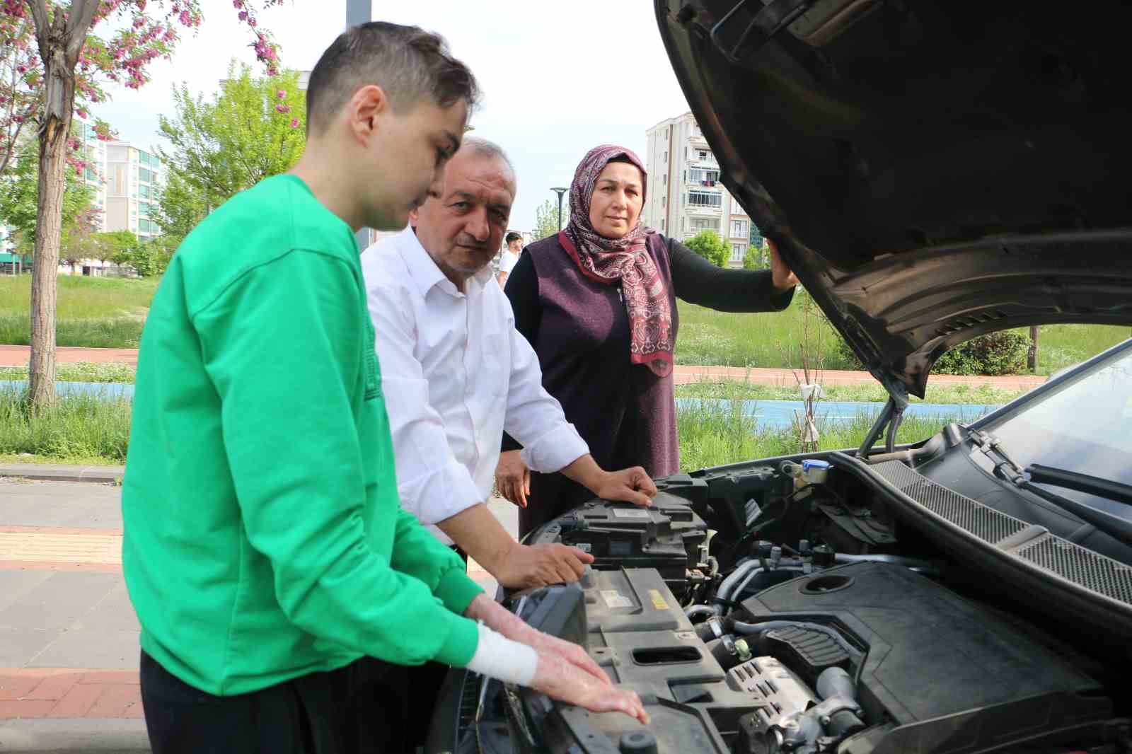 kelebek-hastasi-cocuklari-icin-aldiklari-arac-cileyi-beraberinde-getirdi