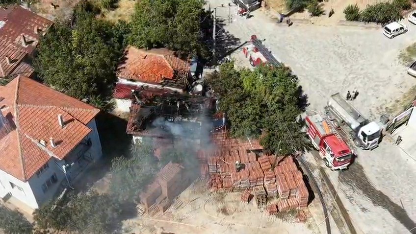 bahcede-temizlik-icin-yaktigi-ates-evini-kule-cevirdi