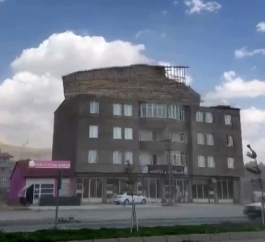 yuksekova-da-ani-firtina-bir-binanin-catisini-ucurdu