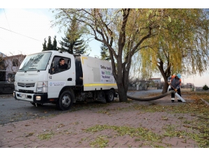 Talas Belediyesi Ekipleri Kuru Yaprakları Gübreye Dönüştürüyor