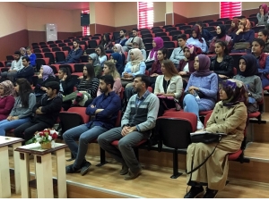 Üniversitede "İş Arama Becerileri" Konferansı