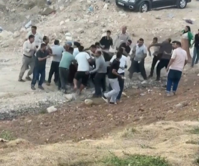 gaziantep-te-iki-grup-arasinda-tasli-sopali-meydan-kavgasi