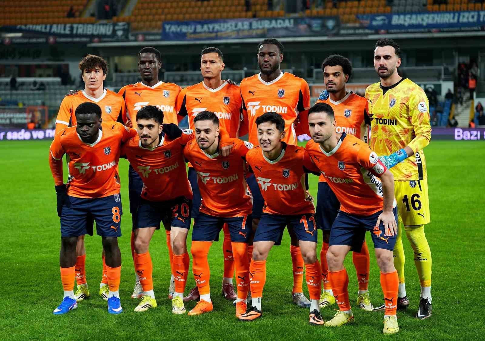 basaksehir-galatasaray-a-karsi-kotu-seriyi-sonlandirmak-icin-sahaya-cikacak