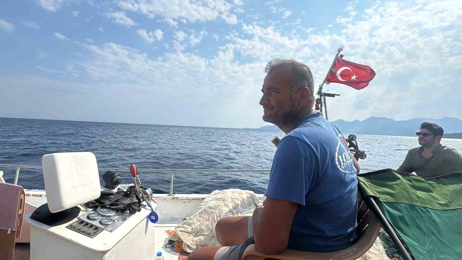 balikci-teknesini-yangin-ekiplerinin-ulasimi-icin-seferber-etti