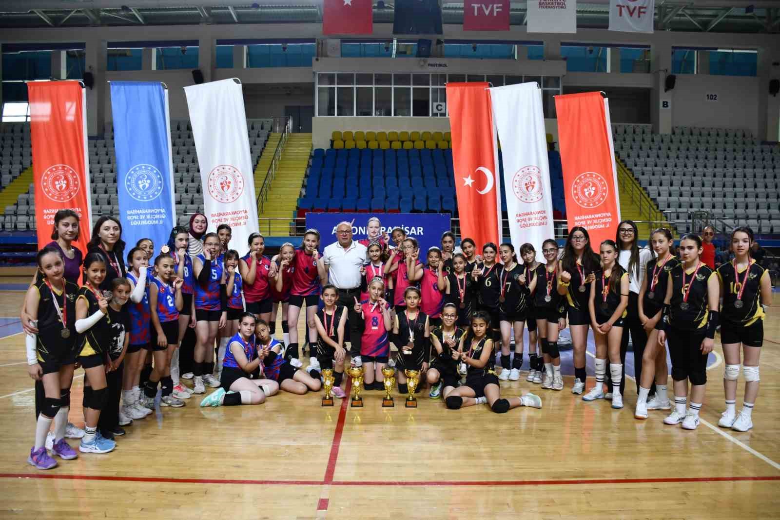 mini-kizlar-voleybol-musabakalari-sona-erdi
