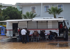 Menemen’de Kızılay’a Büyük İlgi