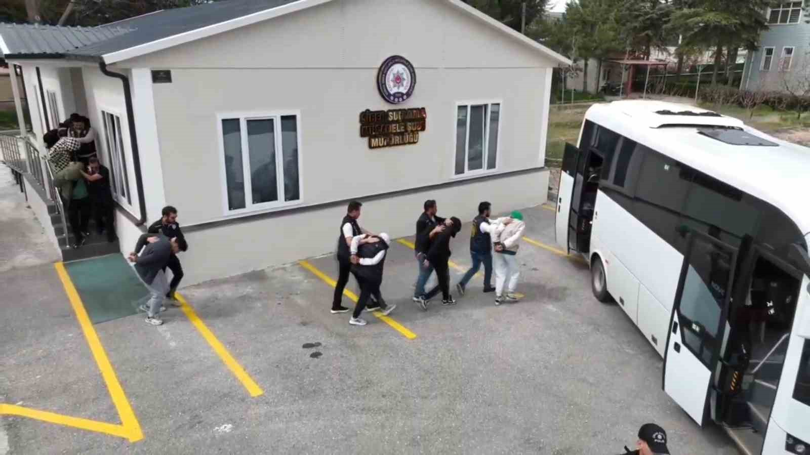 konya-merkezli-yurt-disi-baglantili-3-ilde-es-zamanli-siber-dolandiricilik-operasyonu-8-supheli-tutuklandi
