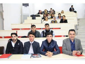 Rektör Gül Öğrencilerle Bir Araya Geldi