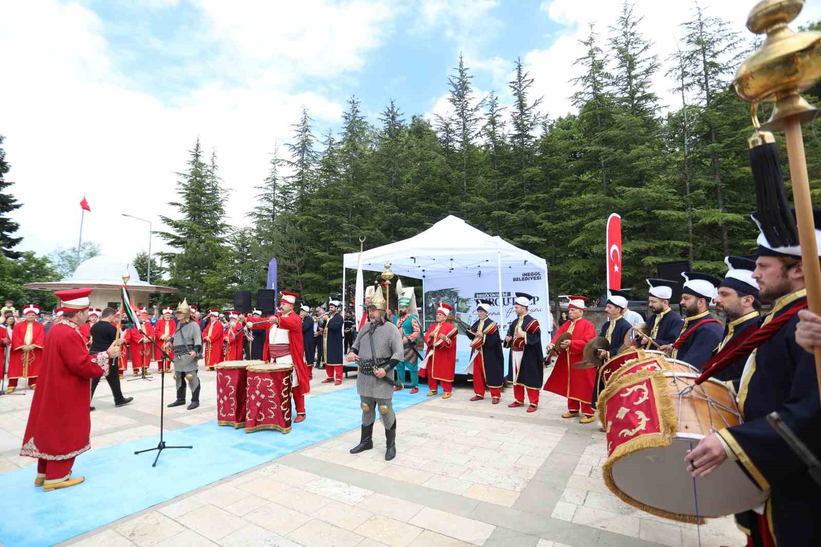 inegol-fatihi-turgut-alp-kabri-basinda-anildi