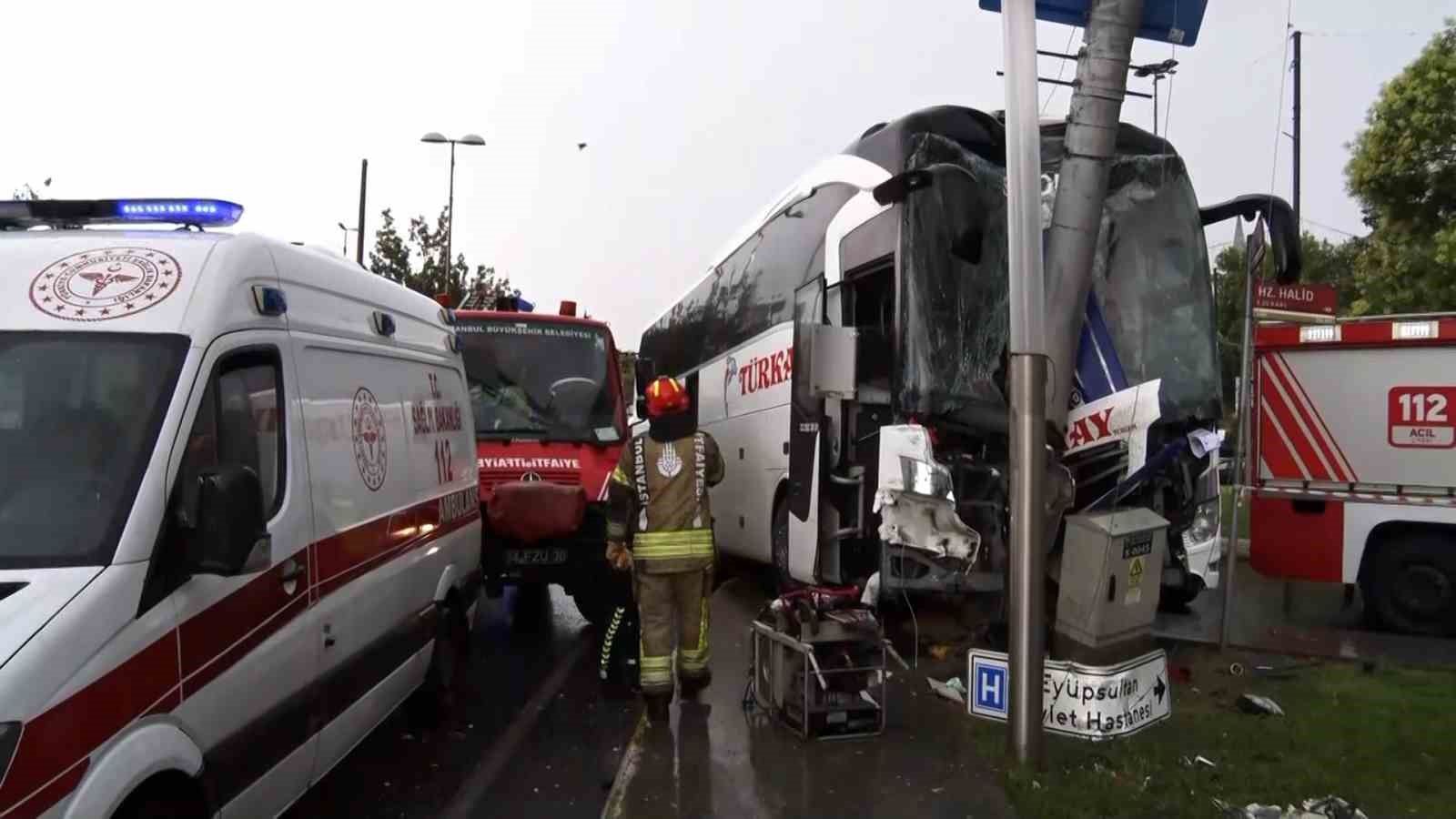 eyupsultan-feshane-de-yolcu-otobusu-ve-otomobilin-karistigi-kazada-yaralilar-var