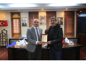 Başkan Yılmazer, Emekli Olan Köksöken’e Plaket Verdi