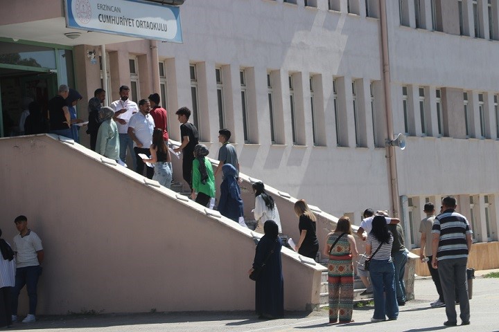 yks-nin-ilk-oturumu-tyt-basladi-erzincan-da-7-bin-892-aday-sinava-girdi