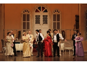 ’Lüküs Hayat’ Yeniden Sahnede