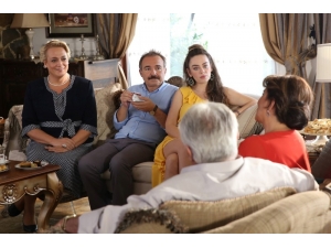 “Aile Arasında” İzmir’i Kahkahaya Boğacak