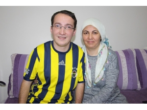 Engelli Oğlunu Üniversiteye Kadar Sırtladı