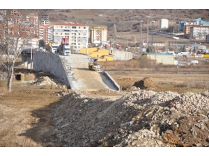 Üst Geçit Çalışmaları Sürüyor