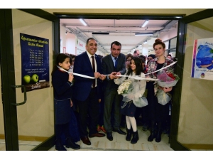 İlk Kişisel Sergisini Kendi Okulunda Açtı
