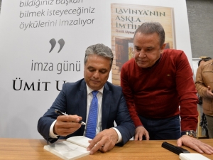 Başkan Uysal, Kitap Fuarında Okurlarıyla Buluştu