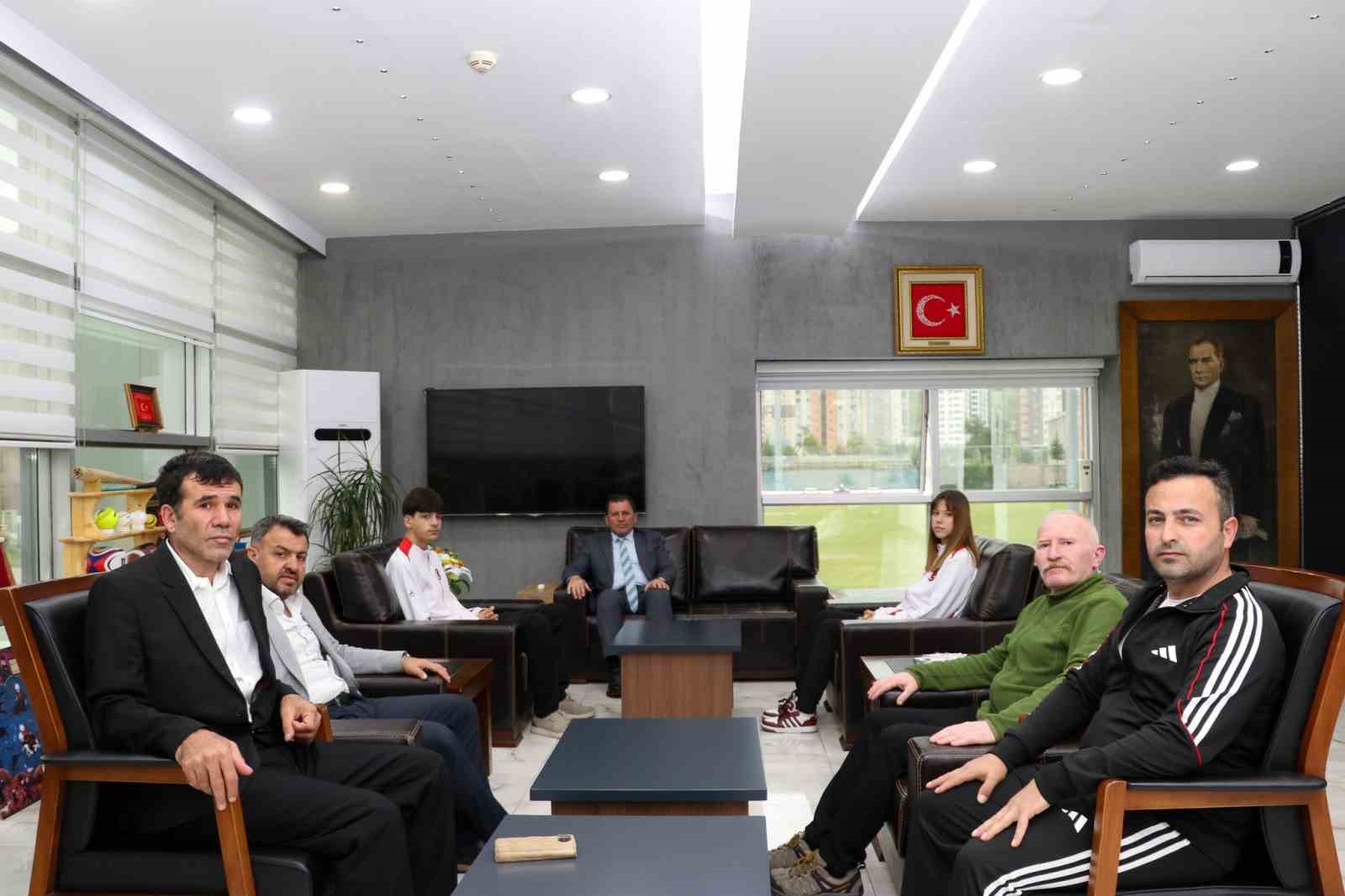 sampiyon-sporculardan-kabakci-ya-ziyaret