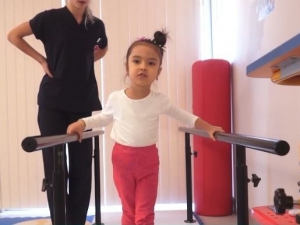 Serebral Palsi Hastası Azerbaycanlı Küçük Damla, Denizli’de Yürümeyi Başardı