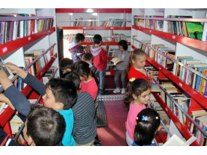 Bu Kütüphane Öğrencilerin Ayağına Gidiyor