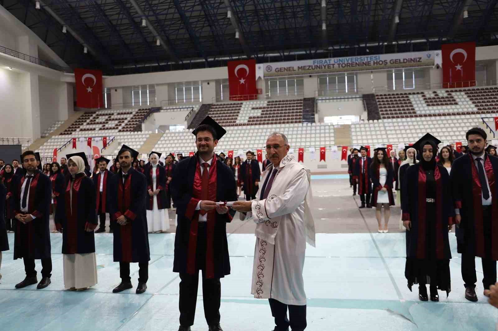 firat-universitesi-tip-fakultesi-38-donem-mezunlarini-ugurladi