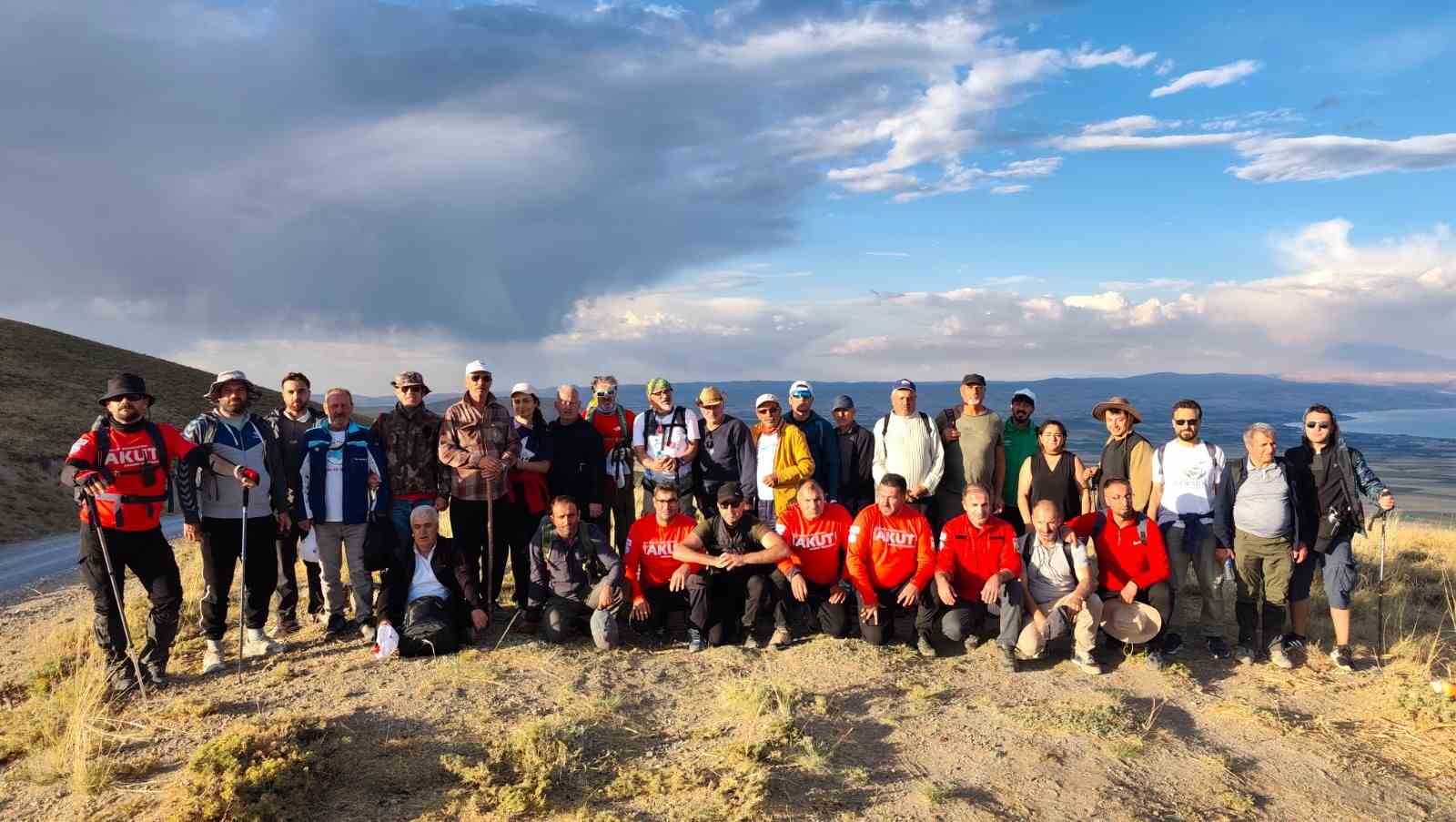 70-dogasever-nemrut-kalderasi-icin-40-kilometre-yurudu