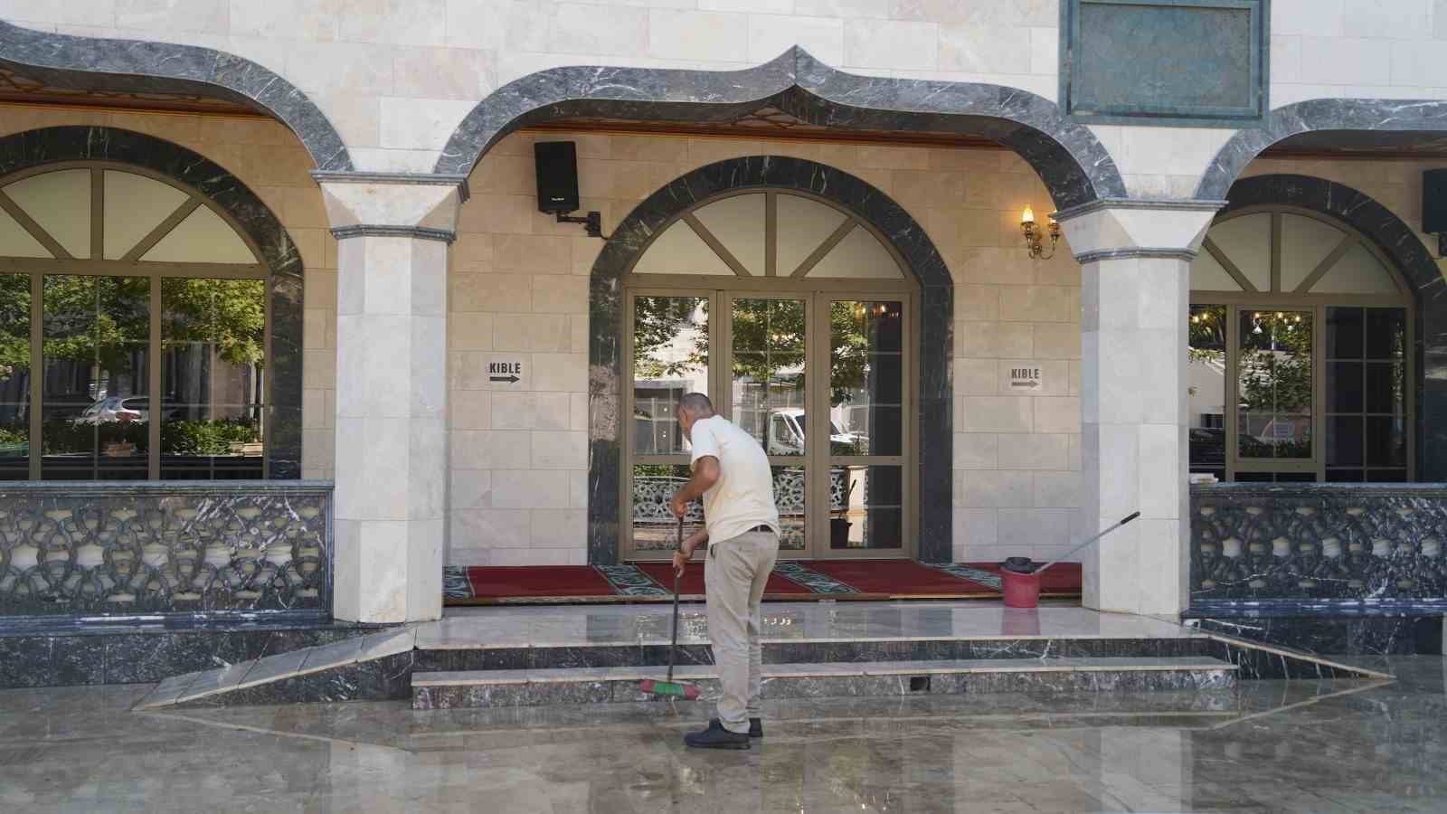 yunusemre-de-ibadethanelerde-kapsamli-temizlik-calismasi