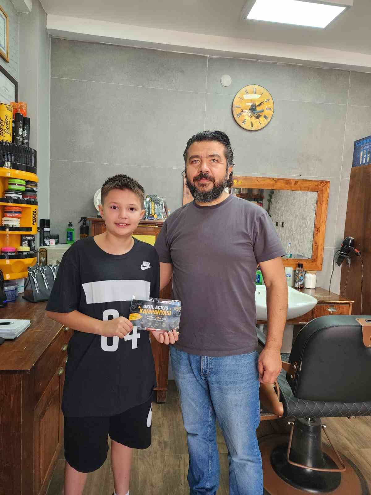 berberden-okul-oncesi-tras-olmaya-gelen-ogrencilere-anlamli-hediye