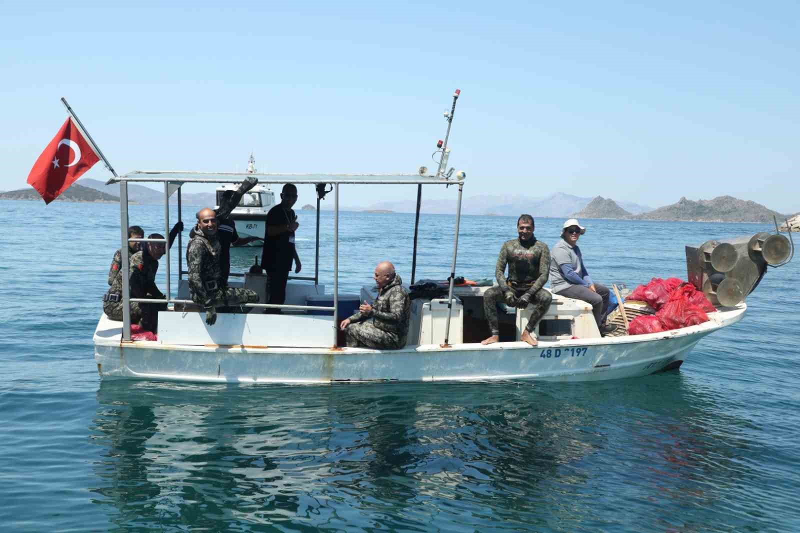 deniz-dibi-temizligi-turgutreis-te-yapildi
