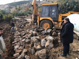 Yol Kenarları Taş Duvarla Örülüyor