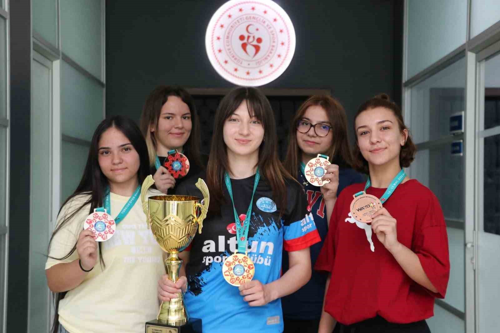 dunya-kupasi-ndan-kayseri-ye-9-madalya