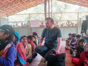 Doktor Belediye Başkanı, Bangladeş’te Arakanlı Çocukları Tedavi Ediyor