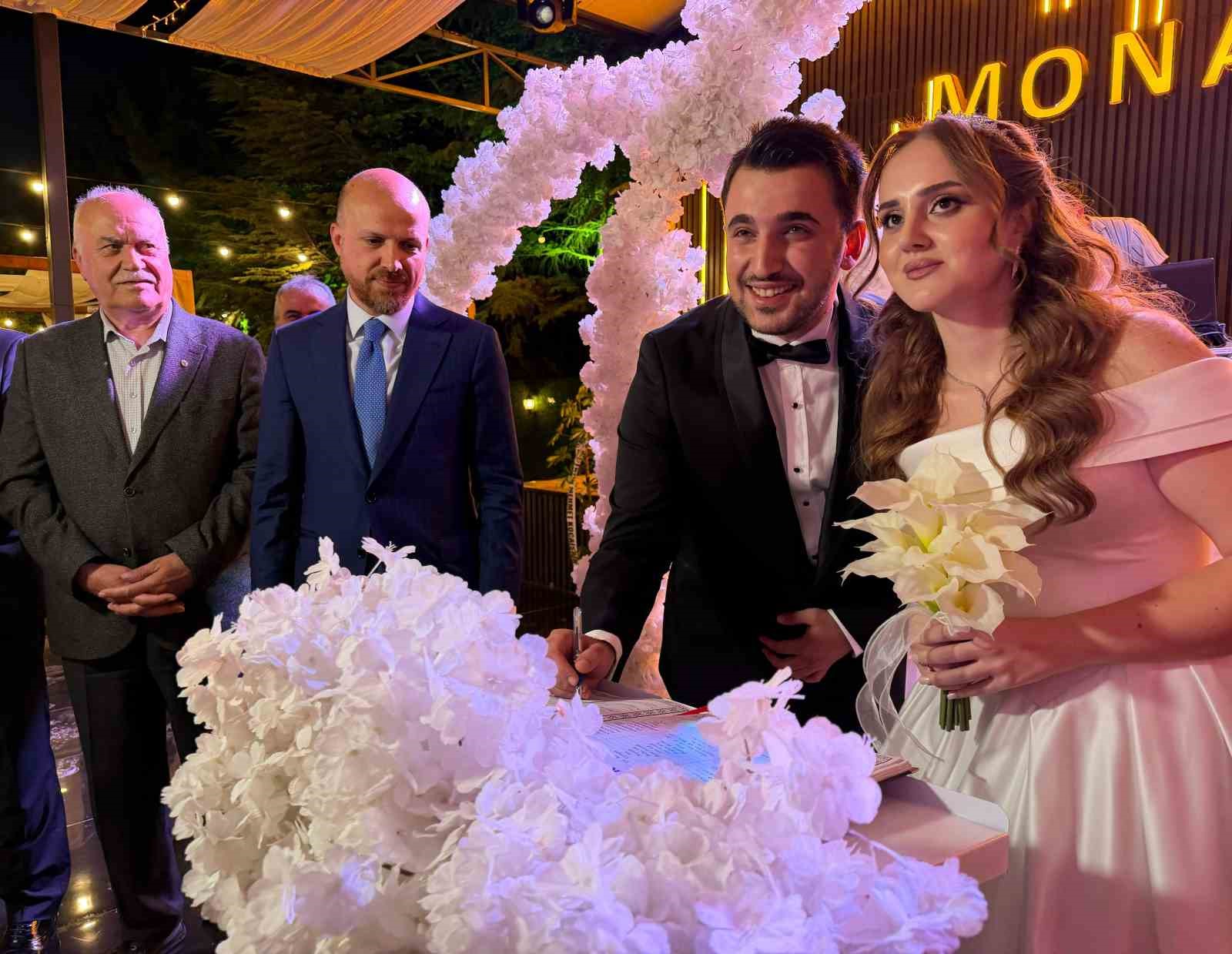 bilal-erdogan-nikah-sahidi-oldu-genc-cifte-en-az-3-cocuk-tavsiyesinde-bulundu