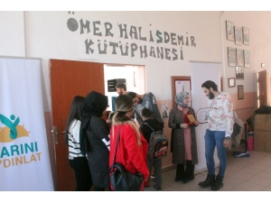 İstanbul’dan Gelen Öğrenciler Niğde’de Kütüphane Kurdu