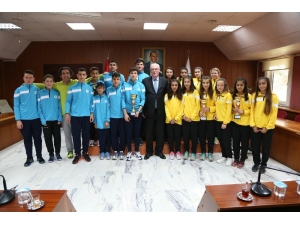 Başkan Kurt, Başarılı Atletlerle Buluştu