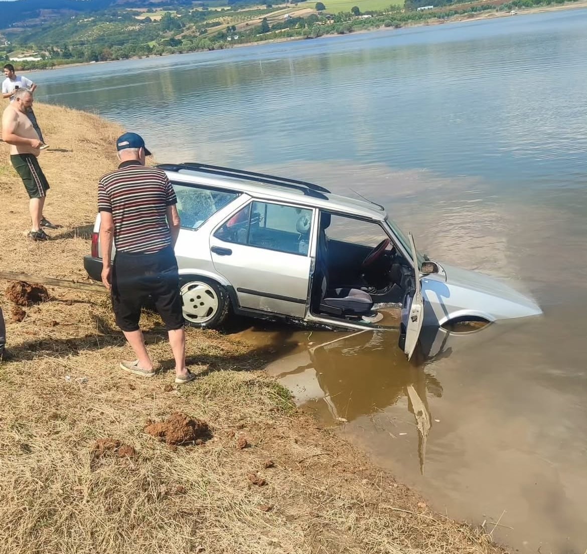 baraja-ucan-otomobili-5-metre-derinlige-dalip-cikardi
