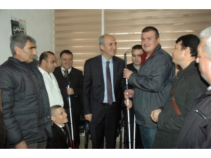 Belediye 50 Engelliye Baston Dağıttı