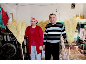 Karı-koca Ürettikleri Süpürgeleri Doğu İllerine Satıyor