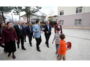 Başkan Karaosmanoğlu’nun Okul Ziyaretleri Sürüyor