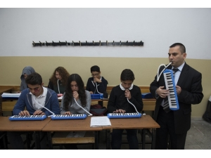 Görme Engelli Öğretmen Müzik İle Hayata Bağlandı