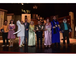 Usta Oyuncular ’’Ahududu’’ Oyunuyla Sahne Aldı