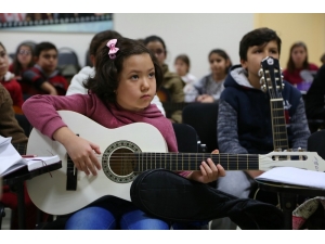 Odunpazarı’nda Çocuklar Gitar Öğreniyor